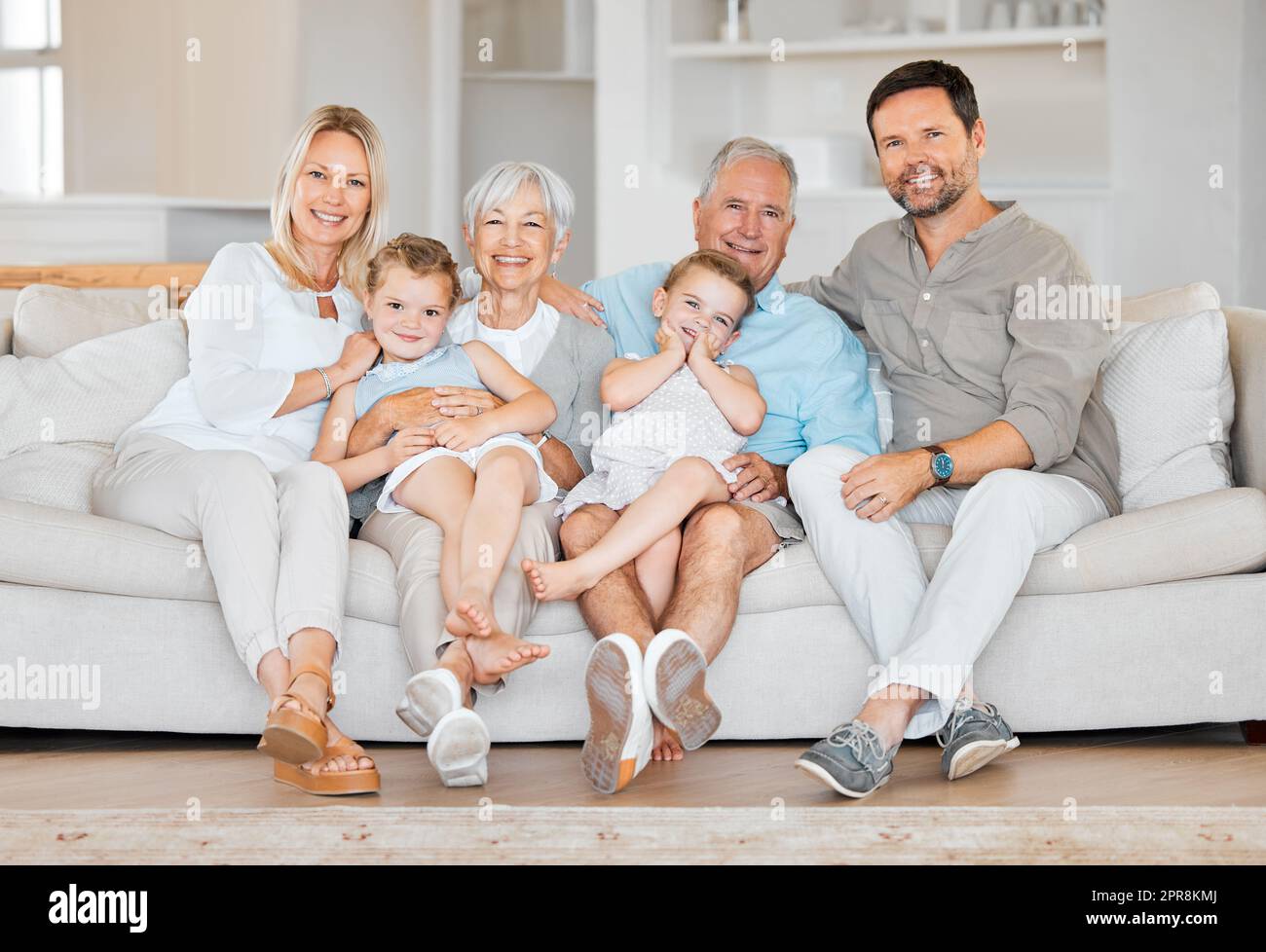 Una casa riscaldata dall'amore, una famiglia che passa il tempo insieme a casa. Foto Stock