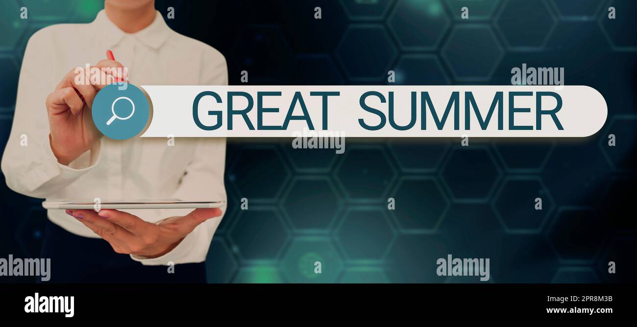 Testo calligrafico "grande estate". Foto concettuale divertirsi bene sole andare in spiaggia godendosi la signora in costume all'aperto tenendo la penna a simboleggiare i successi del lavoro di squadra. Foto Stock