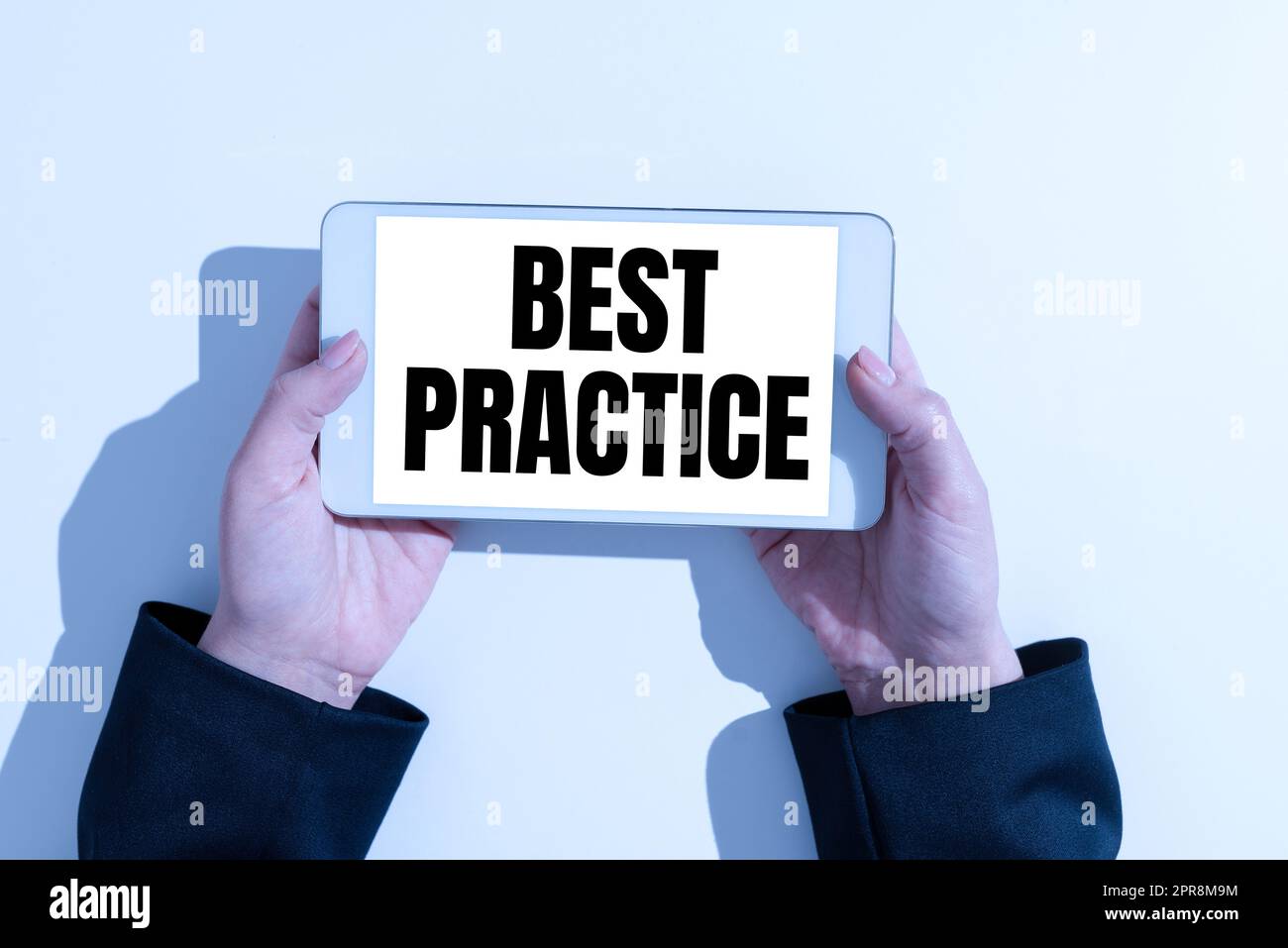 Ispirazione che mostra il segno Best practice. Business Concept Method Systematic Touchstone Guidelines Framework Ethic business Woman Holding Cellphone and Presenting important Information. Foto Stock