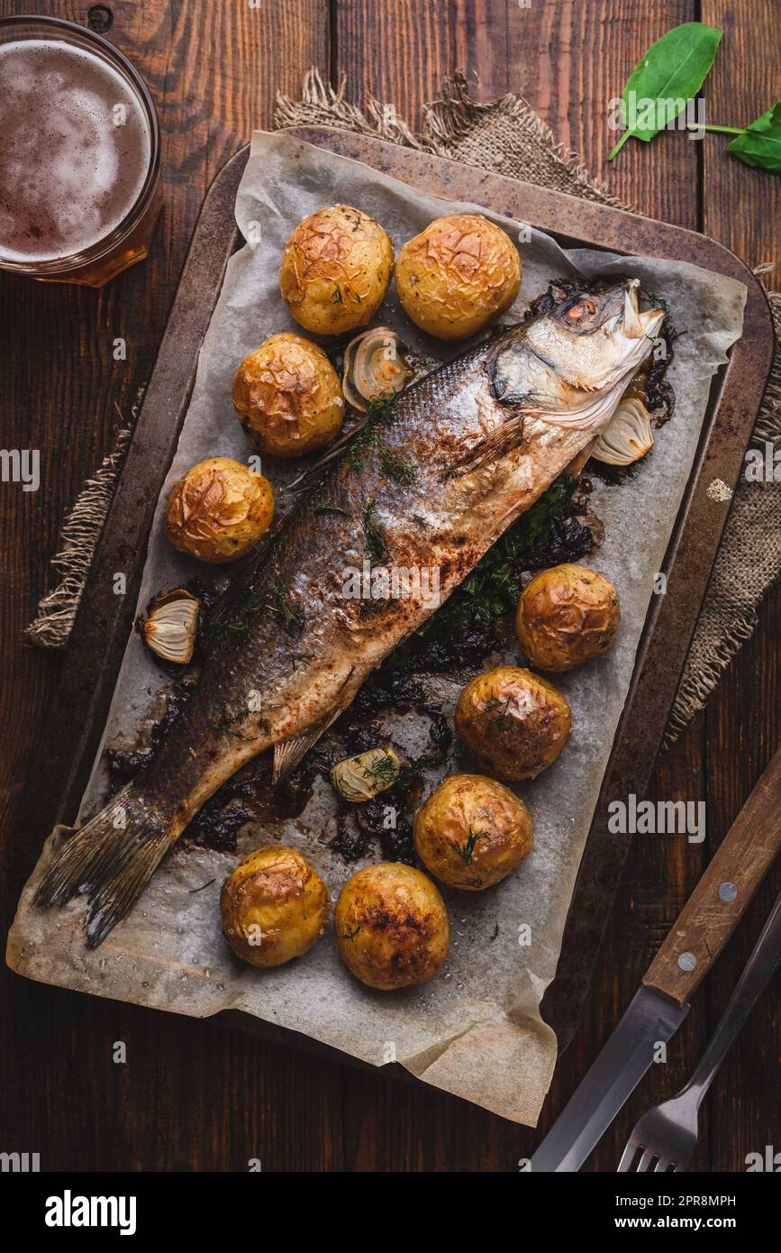 Spigola farcita con Sorrel e cotta con patate Foto Stock