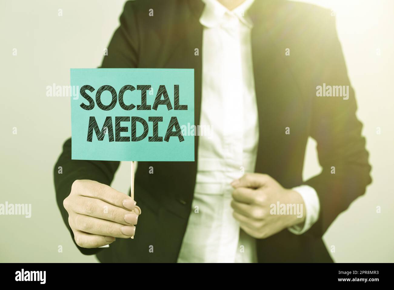 Didascalia di testo che presenta i social media. Panoramica aziendale Canale di comunicazione online Networking microblogging donna d'affari che presenta un messaggio importante su carta allegata a Stick. Foto Stock