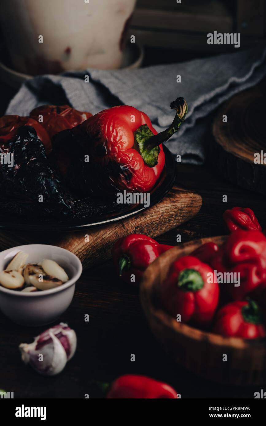 Peperone rosso, peperoni Habanero e chiodi di garofano all'aglio per cucinare il ketchup di peperoncino caldo Foto Stock