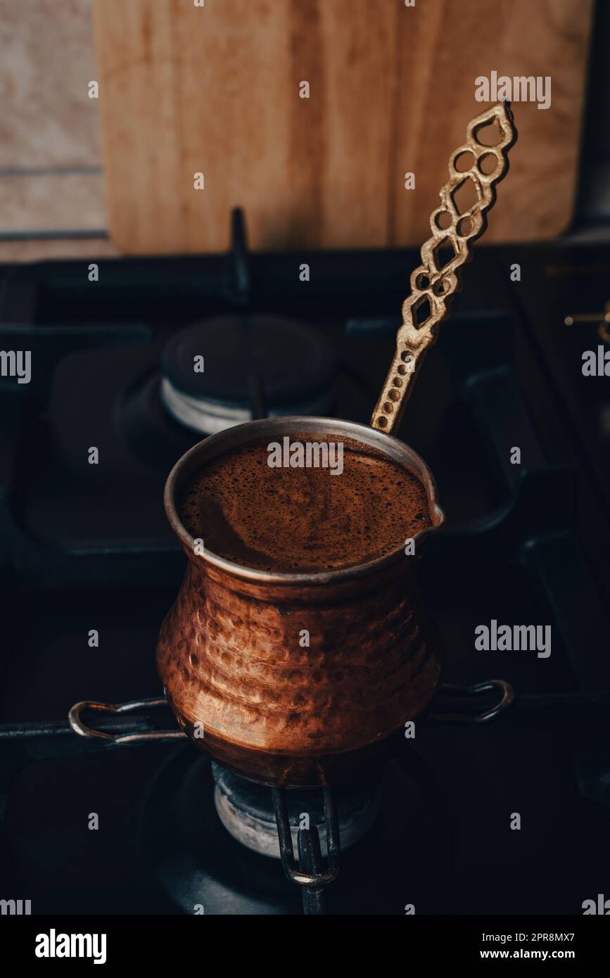 Caffè bollente in Copper Cezve Foto Stock