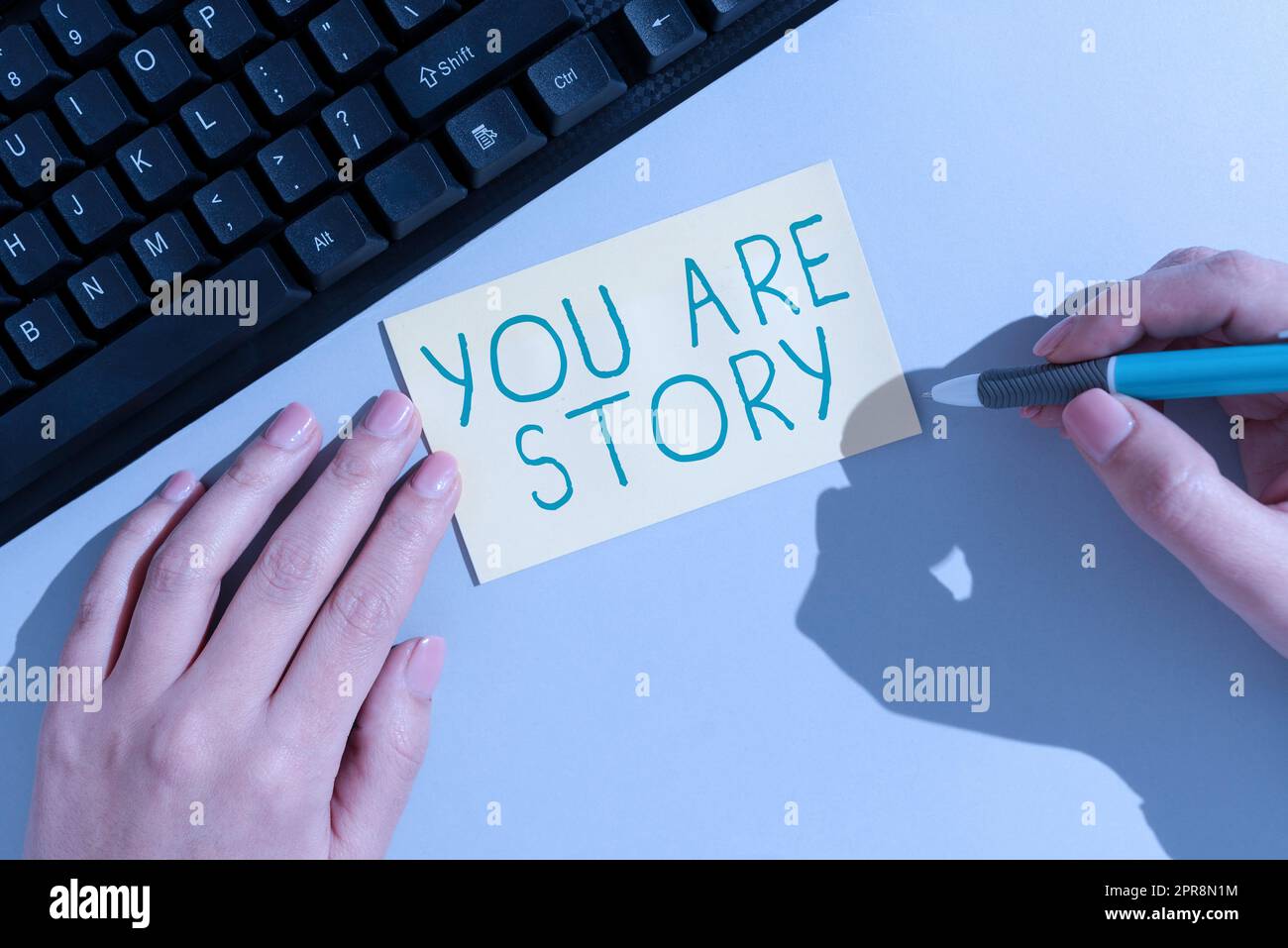 Segno di testo che mostra You Are Story. Approccio aziendale le vostre storie contano e sono importanti da raccontare a tutte le donne d'affari che tengono nota con un messaggio importante sulla scrivania dell'ufficio. Foto Stock