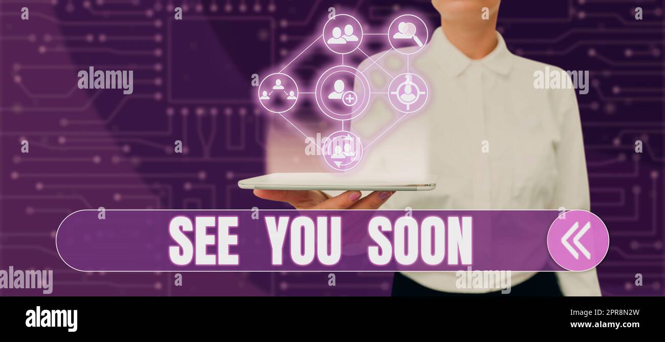 Didascalia di testo a presto. Word for Farewell ci incontreremo di nuovo in un breve periodo di tempo donna in possesso di un tablet con Digital Human S che presenta lo scambio di dati. Foto Stock