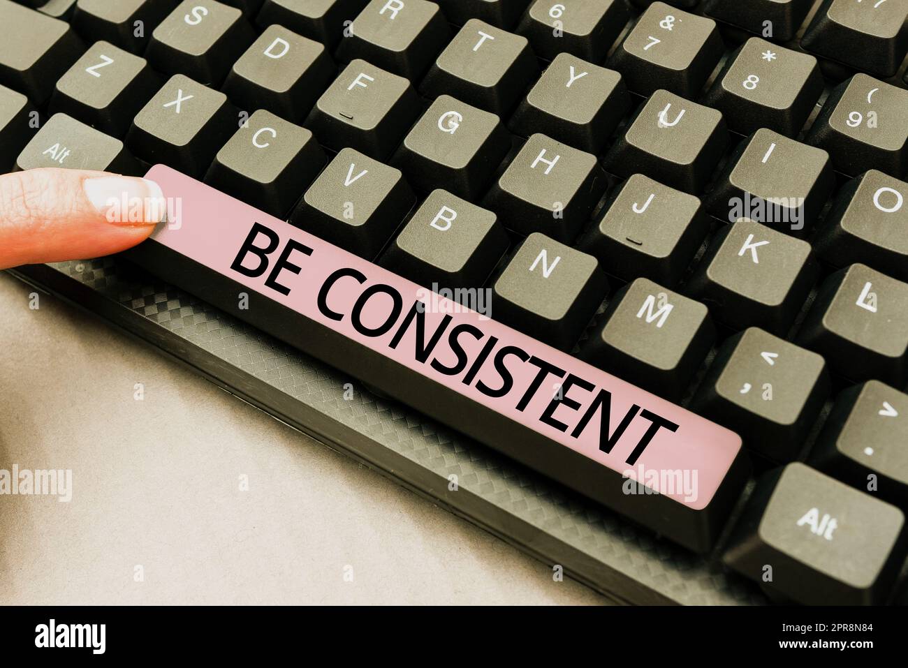 La presentazione delle didascalie di testo deve essere coerente. Parole scritte su un solido uniforme e persistente, inalterabile anche immutabile Rapport idee importanti scritte sotto un cartone strappato con avvolgimenti di carta. Foto Stock