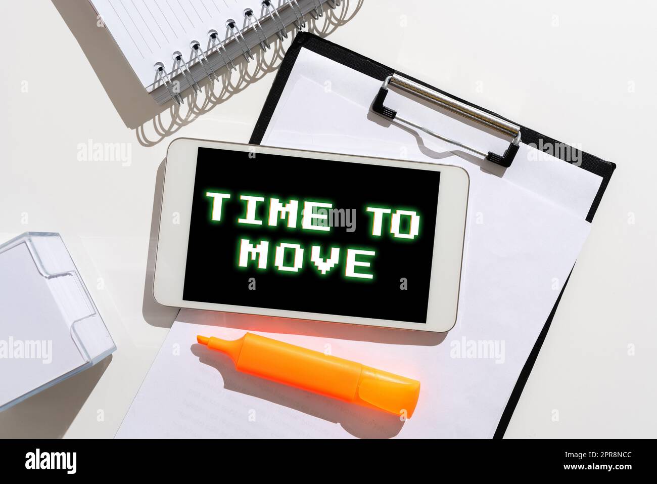 Segno di testo che indica l'ora di spostamento. Word per il periodo migliore per trasferire il trasferimento modificare il percorso corrente tablet con un messaggio importante su Appunti, notebook e marcatore. Foto Stock