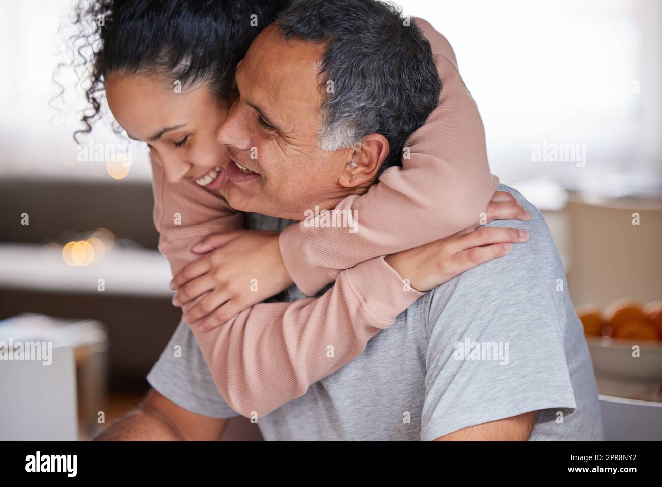 Trascorrere del tempo con voi meraviglioso. Una giovane donna che abbraccia suo padre. Foto Stock