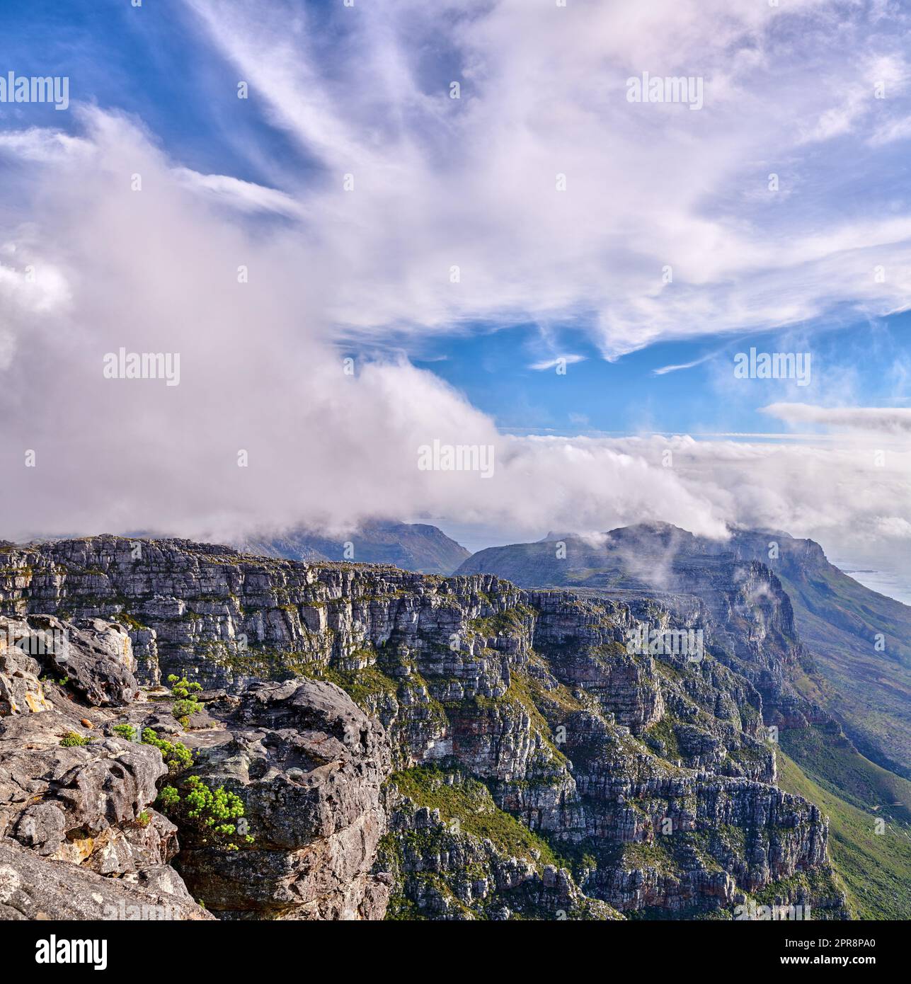 Nuvole spesse che si formano sulla cima della Table Mountain a città del Capo con il copyspace. Terreno roccioso in una giornata di sole con ombre nuvolose, natura tranquilla in armonia con vedute rilassanti di piante e paesaggi Foto Stock