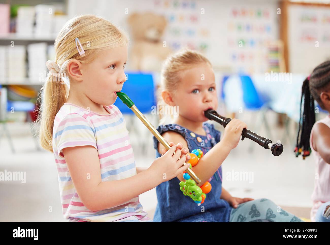 Suonare con gli strumenti offre una meravigliosa esperienza sensoriale. I bambini imparano a conoscere gli strumenti musicali in classe. Foto Stock