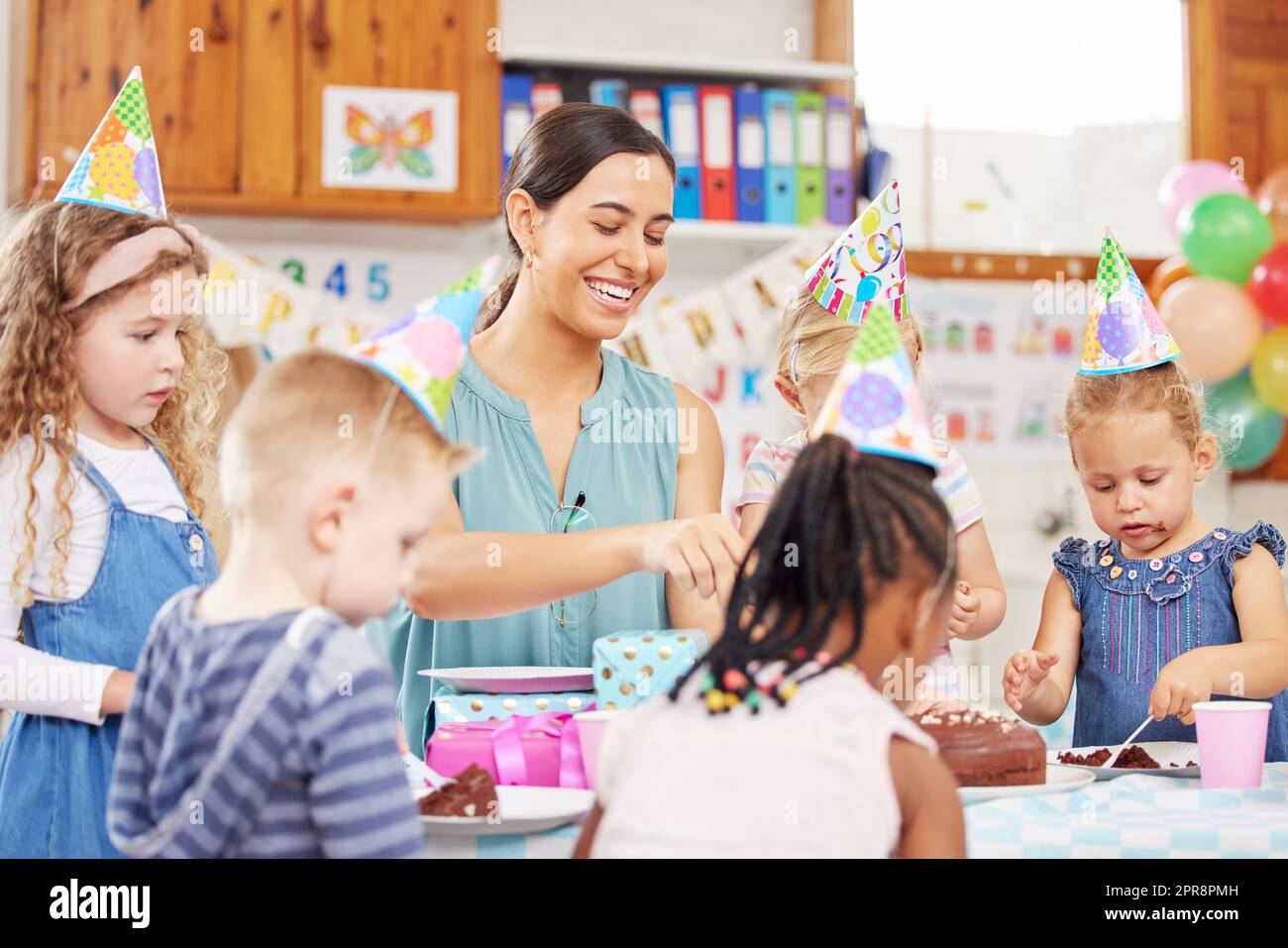 Oggi festeggiavano un compleanno, un bambino in età prescolare festeggiava un compleanno in classe. Foto Stock