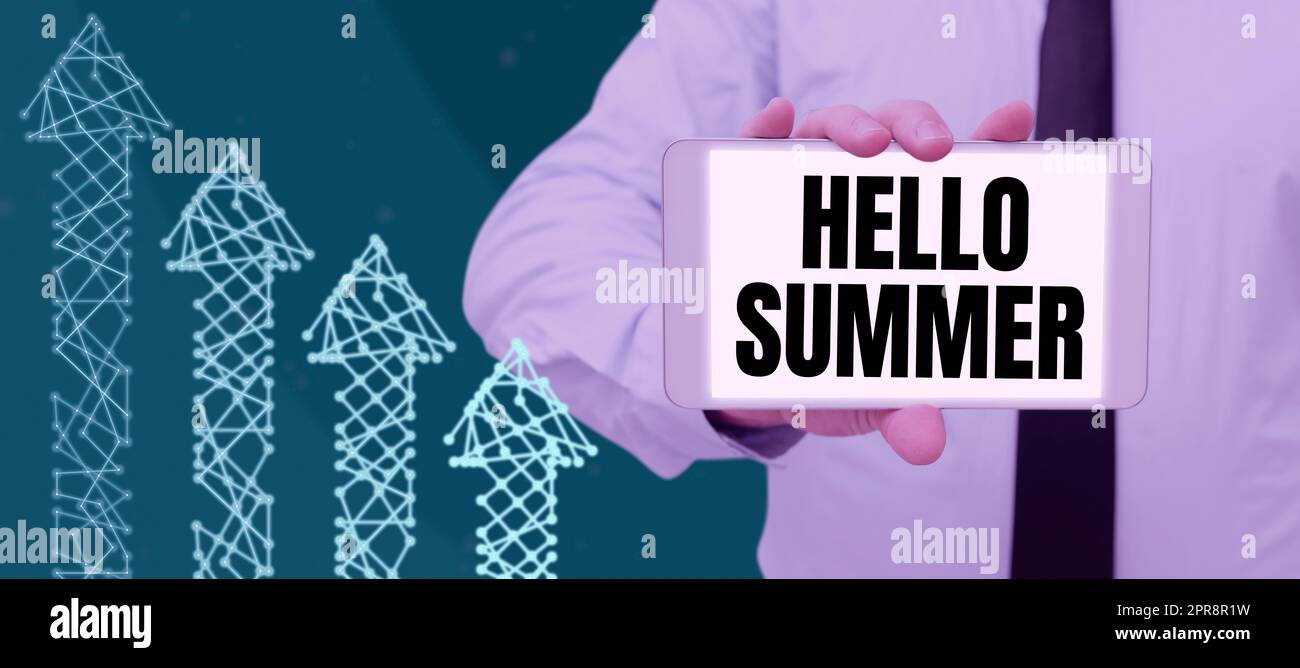 Cartello con scritta a mano Hello Summer. Il concetto significa accogliere la stagione più calda dell'anno arriva dopo la primavera l'uomo mostra tablet di Arrow Symbols presenta nuove idee aziendali. Foto Stock