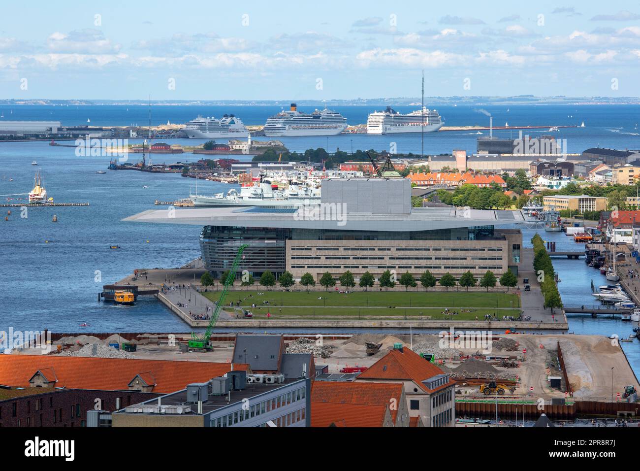 Vista aerea sulla città, neo futurismo Teatro dell'Opera di Copenaghen, Copenaghen, Danimarca Foto Stock Vista aerea sulla città, neo futurismo Teatro dell'Opera di Copenaghen, Copenaghen, Danimarca Foto Stock