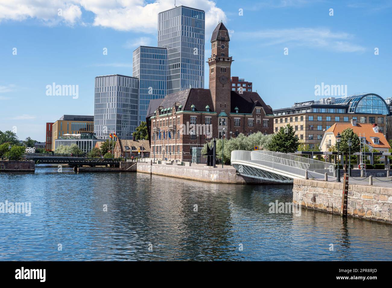 Edifici vecchi e moderni visti a Malmo, Svezia Foto Stock