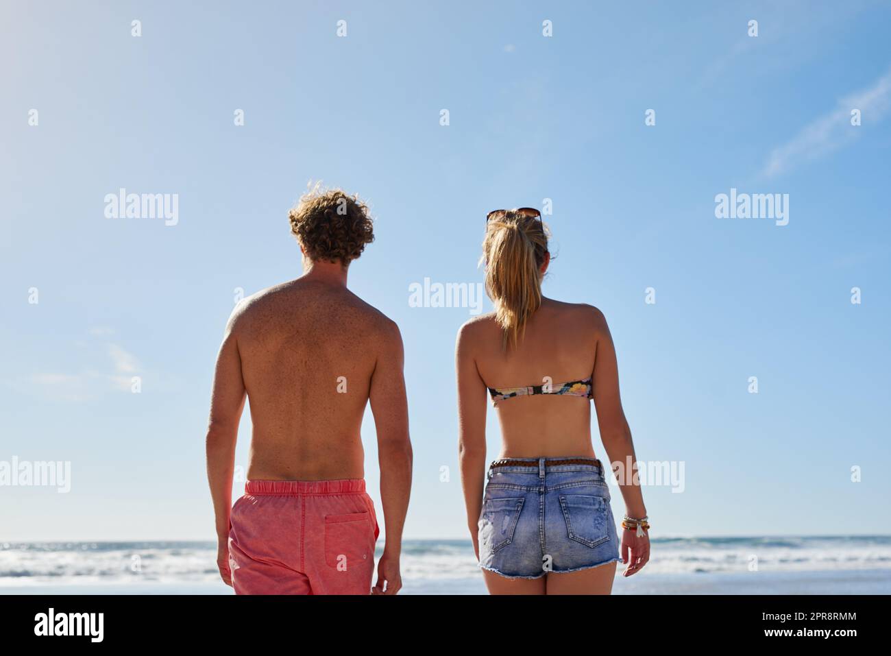 Un ricordo che dura tutta la vita. Una giovane coppia che gode della vista sull'oceano. Foto Stock