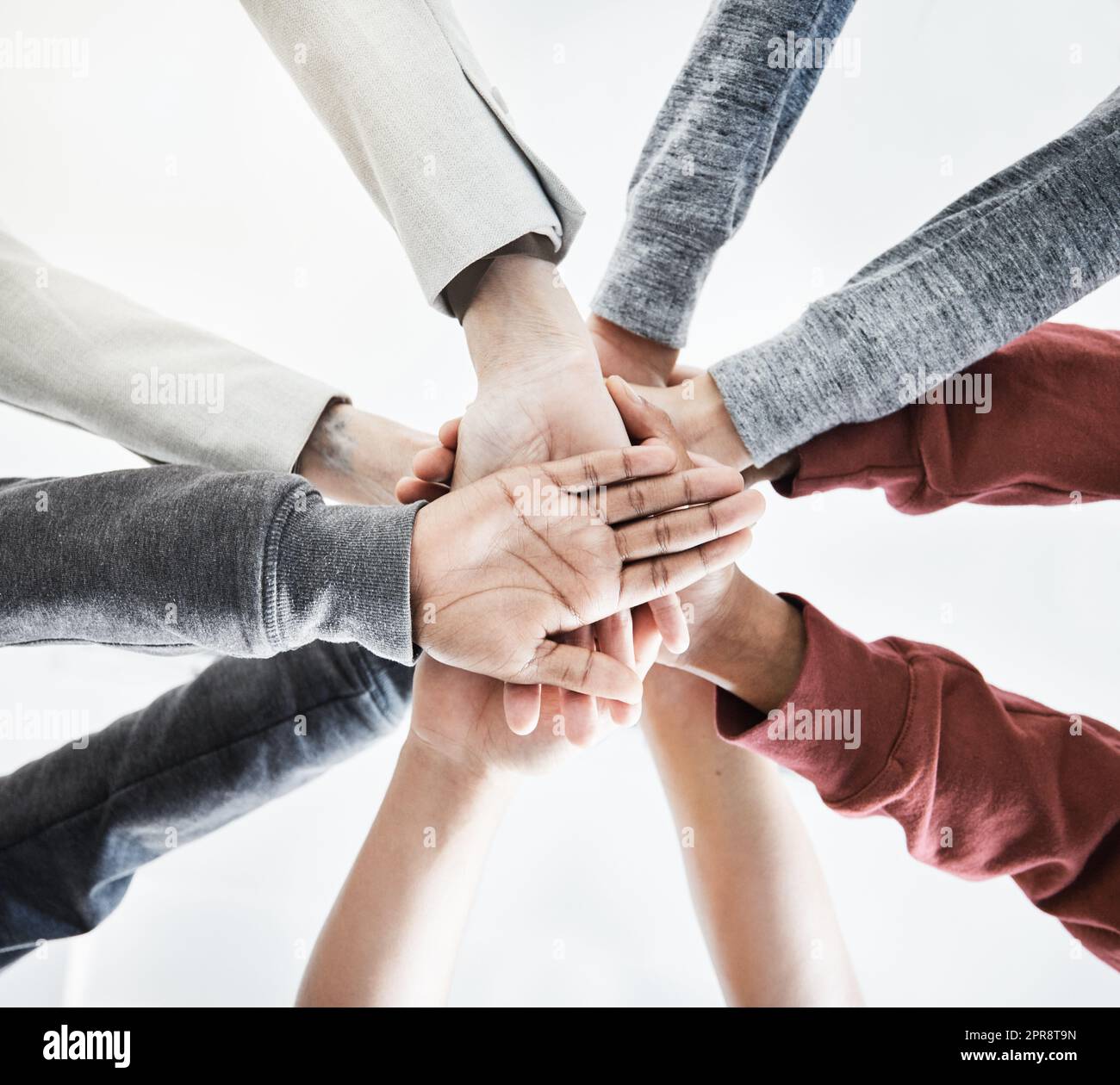 Scarsa visibilità del gruppo di imprenditori che si impilano le mani per sostenere i colleghi in una riunione in un ufficio al lavoro. Uomini d'affari che si accumulano le mani per motivare e avere successo insieme Foto Stock