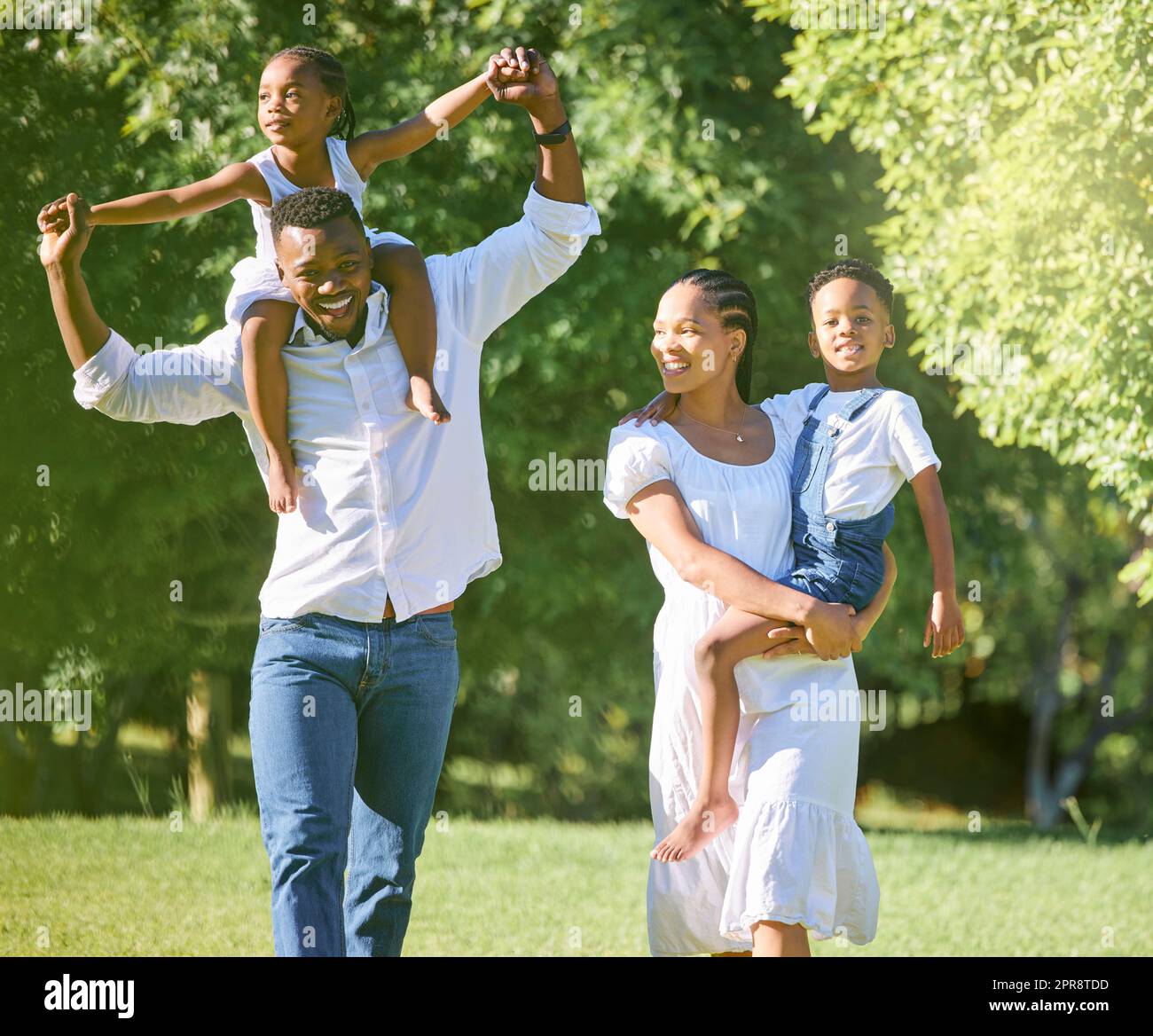La famiglia rende la vita ancora più bella: Una coppia che passa il tempo all'aria aperta con i suoi due figli. Foto Stock
