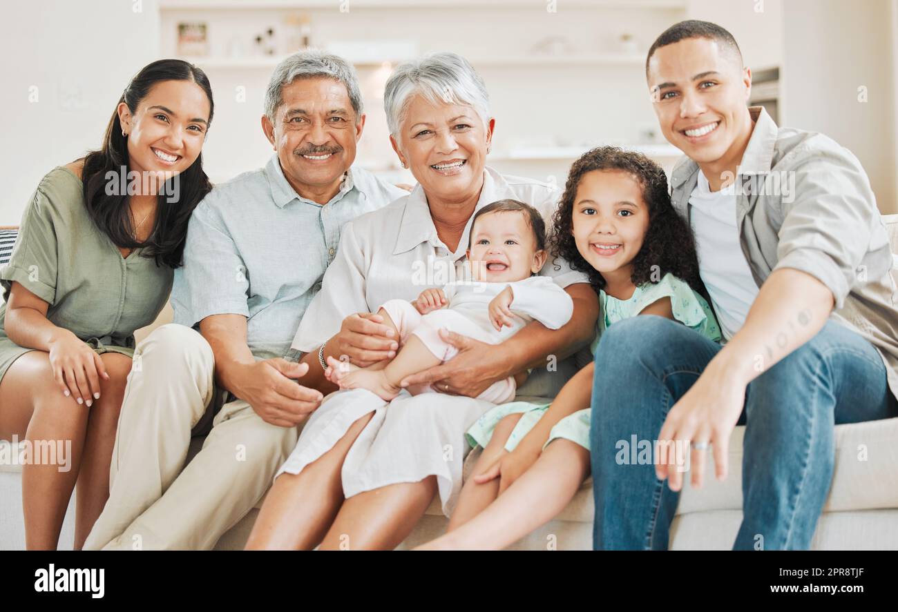 Prega il nostro amore dura per sempre. Una bella famiglia che si unisce su un divano a casa. Foto Stock