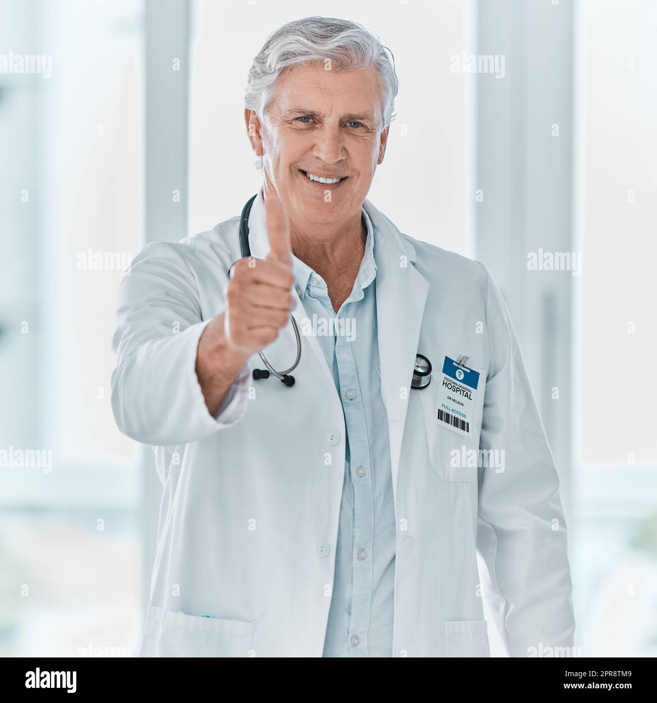 Un buon medico è una tale benedizione. Ritratto di un medico maturo che mostra i pollici in un ospedale. Foto Stock