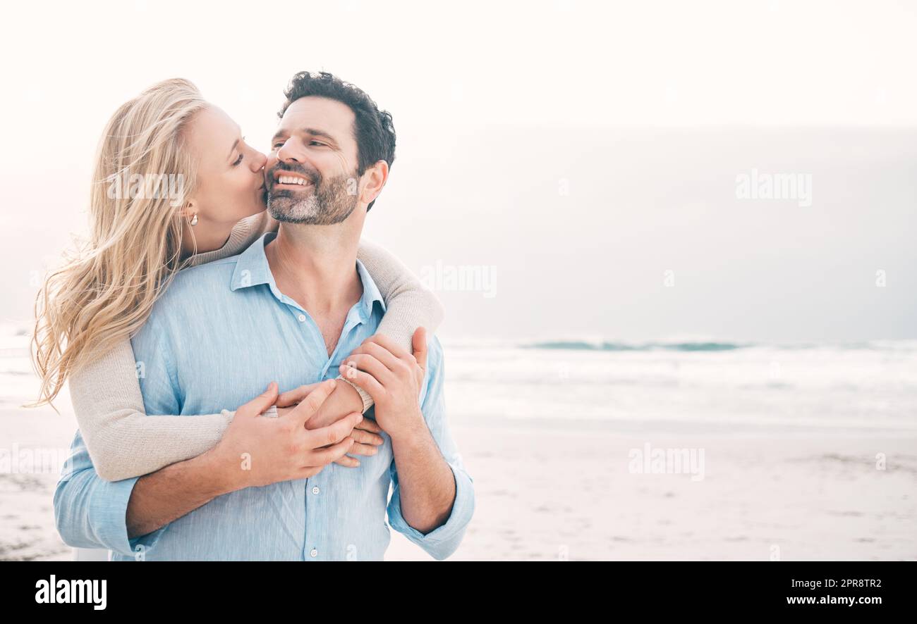 Un amore per sempre, una coppia matura che trascorre una giornata in spiaggia. Foto Stock