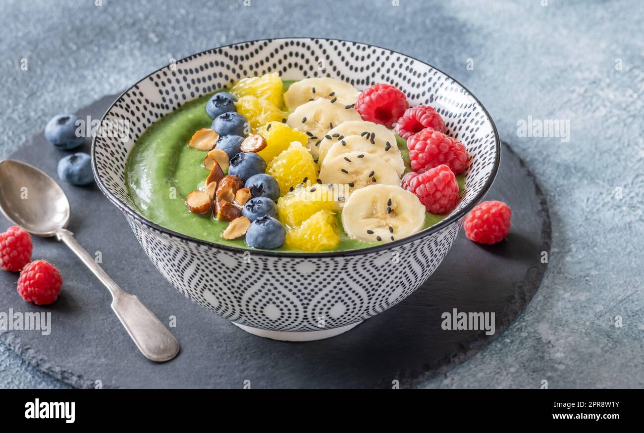 Ciotola di frullato con avocado e spinaci Foto Stock