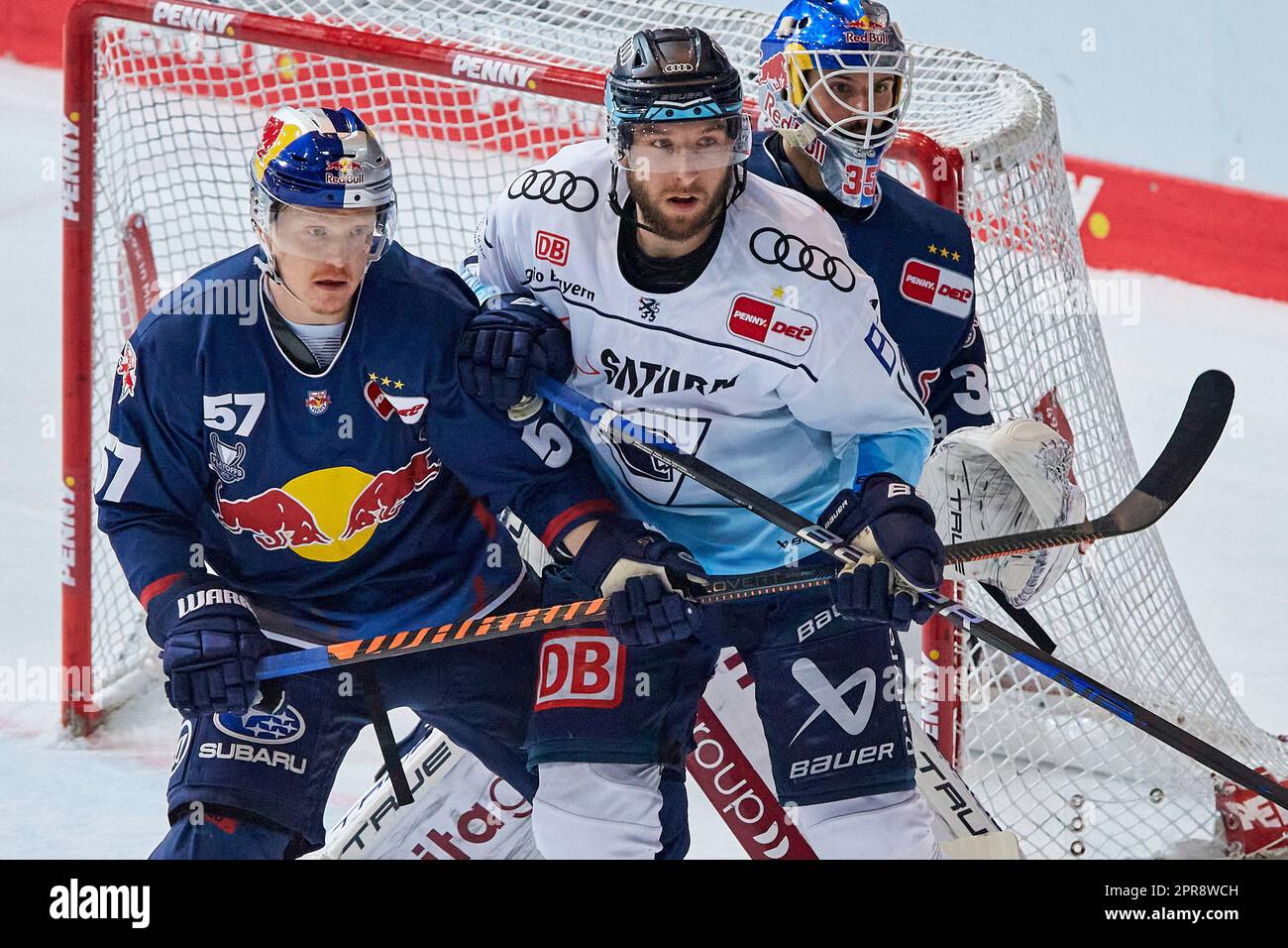 2022/2023 DEL finale gioco #5 | Red Bull München vs ERC Ingolstadt, gioco 5 2023-04-23 a München (Olympia-Eistadion) Jubelszenen OHANSSON Emil (Rosso Foto Stock