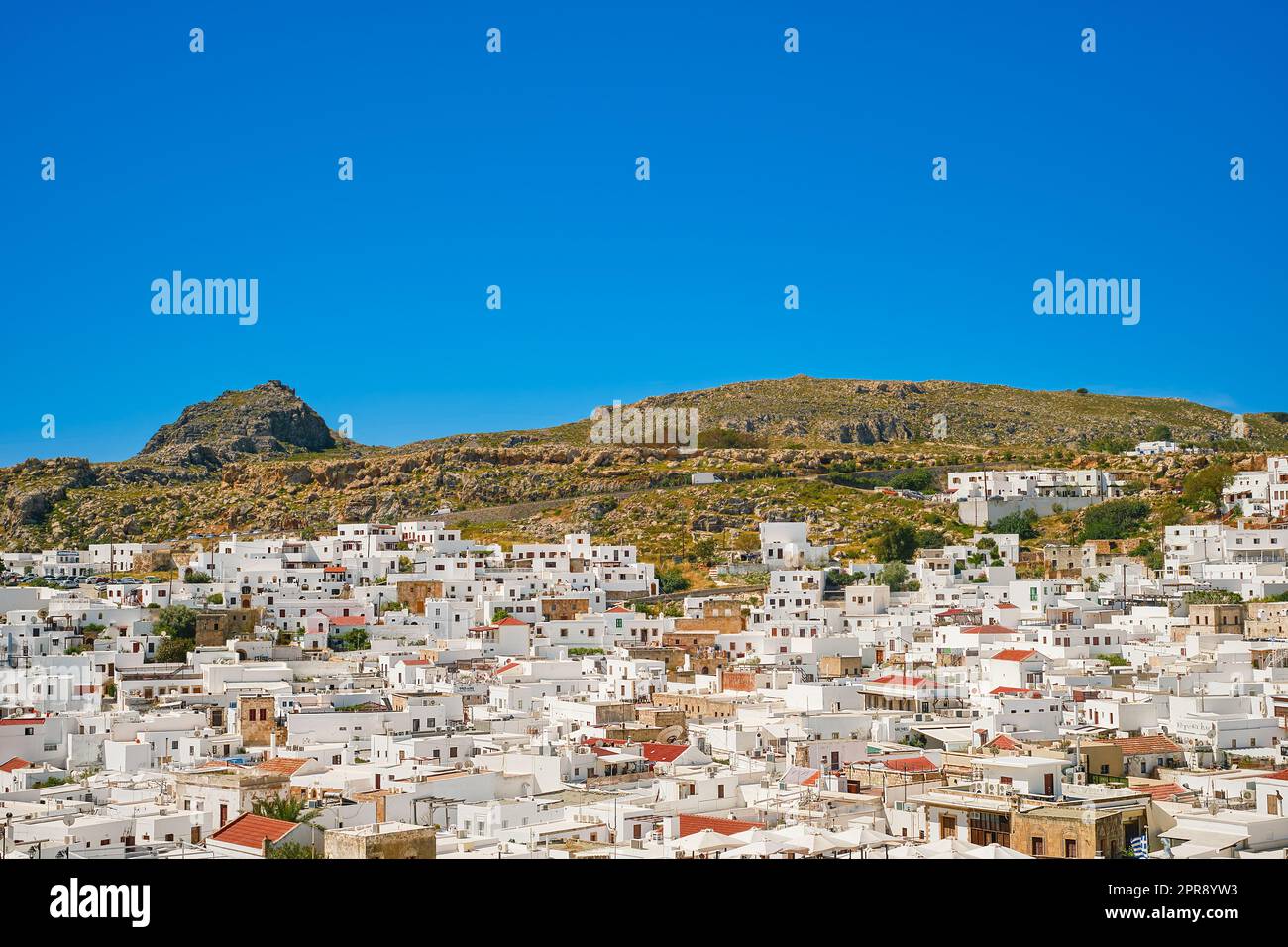 Vista della città di Lindos dall'Acropoli, dall'isola di Rodi, dalle isole greche dell'arcipelago del Dodecaneso, dall'Europa. Vacanze e viaggi intorno all'isla Foto Stock