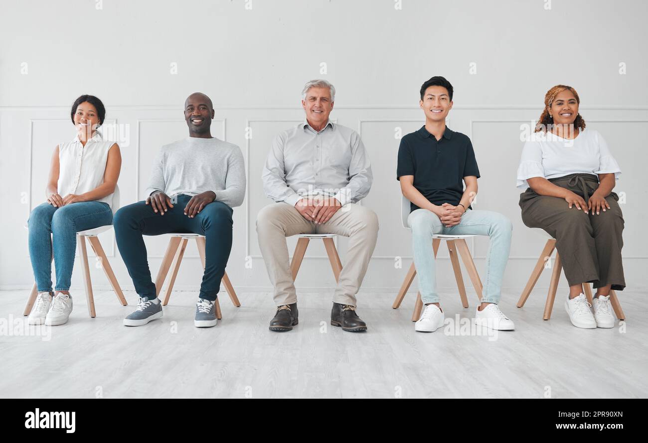 Attendiamo con ansia le opportunità che li attendono. Ritratto di un gruppo diversificato di persone sedute in linea su sfondo bianco. Foto Stock