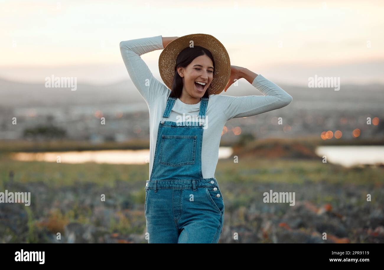 Siate intorno a cose che vi fanno sorridere. Un giovane agricoltore in piedi su un campo aperto. Foto Stock