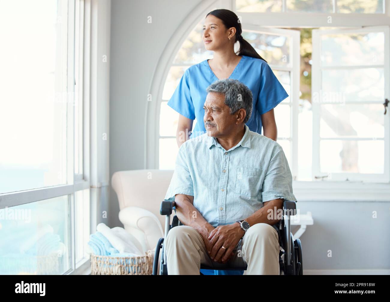 Basta dire loro: Un bell'anziano e la sua infermiera nella casa di vecchiaia. Foto Stock