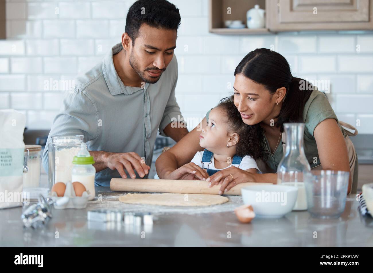 Non si sono semplicemente fatti legare, ma ci hanno anche fatto un dolce piacere: Un paio di cottura con il loro bambino a casa. Foto Stock