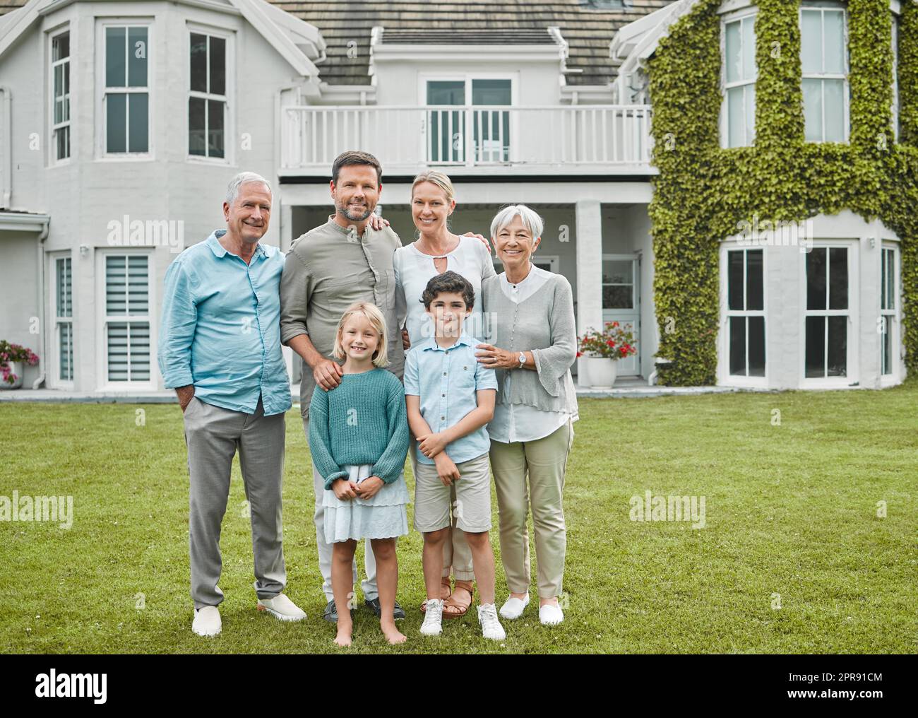 La nostra casa è piena d'amore, una famiglia multigenerazionale che sta insieme fuori. Foto Stock