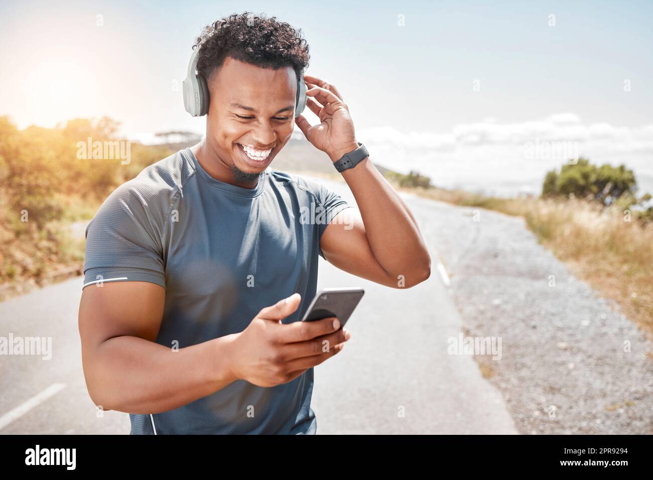 Gli ultimi rappresentanti sono ciò che fa crescere il muscolo. Un uomo che usa il suo orologio per monitorare il suo impulso mentre fuori per un allenamento. Foto Stock