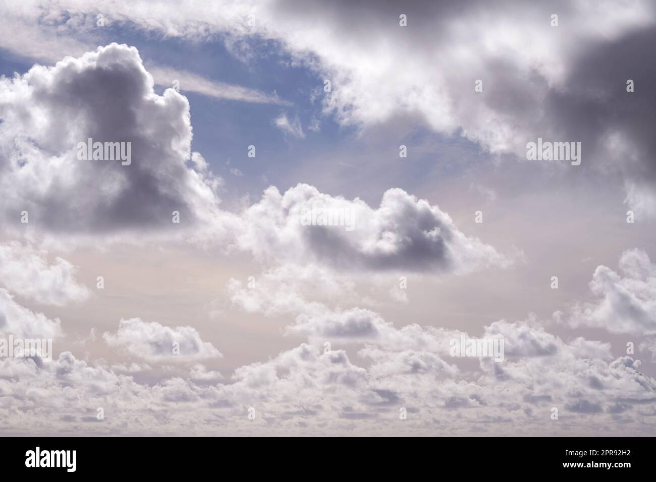 Splendida vista delle nuvole di cumulus in un cielo blu con spazio per le copie. Paesaggio nuvoloso morbido con soffici nubi durante il giorno. Le nuvole bianche permeate in genere simboleggiano l'illuminazione, la spiritualità e il paradiso Foto Stock