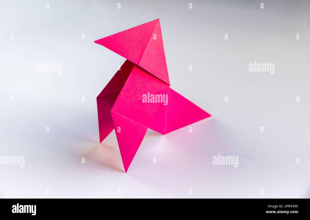 Carta rosa gallina origami isolato su sfondo bianco Foto Stock