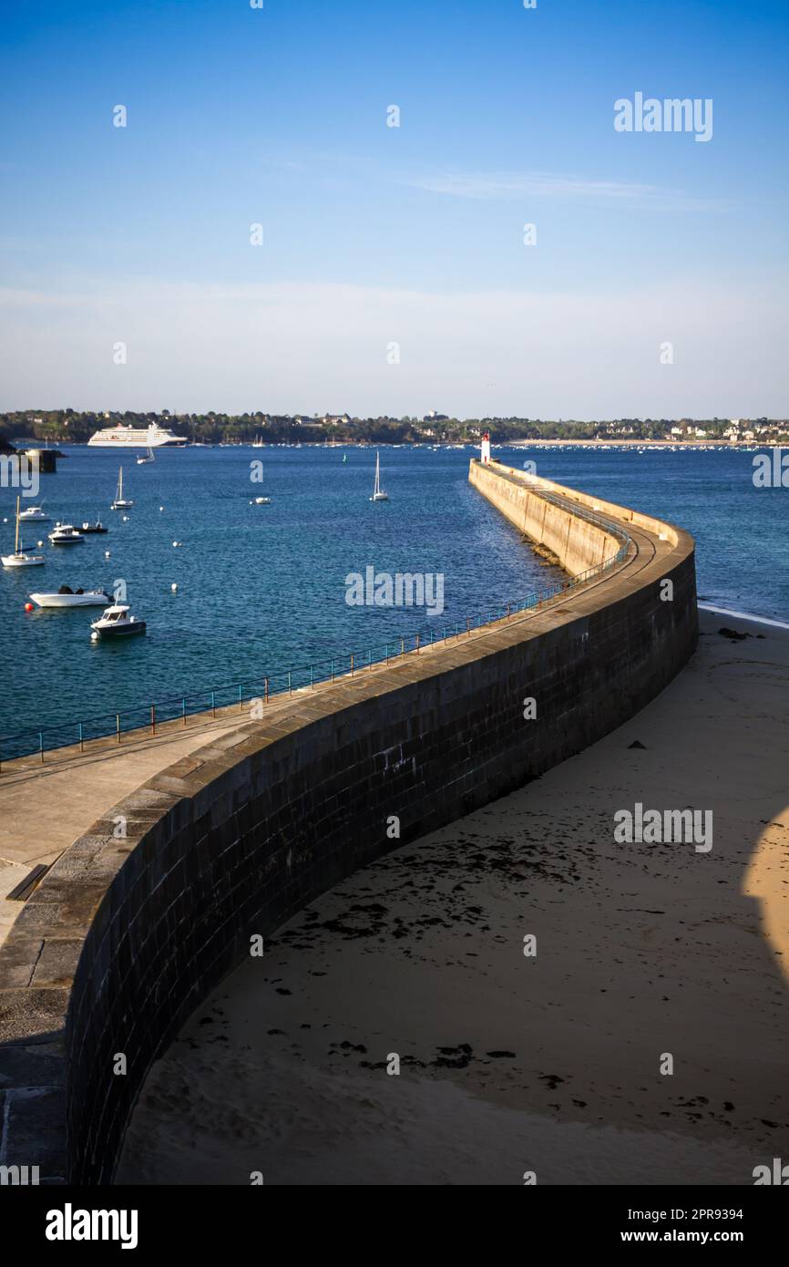 Faro di Saint-Malo e vista sul molo dalle fortificazioni della città, Bretagna, Francia Foto Stock