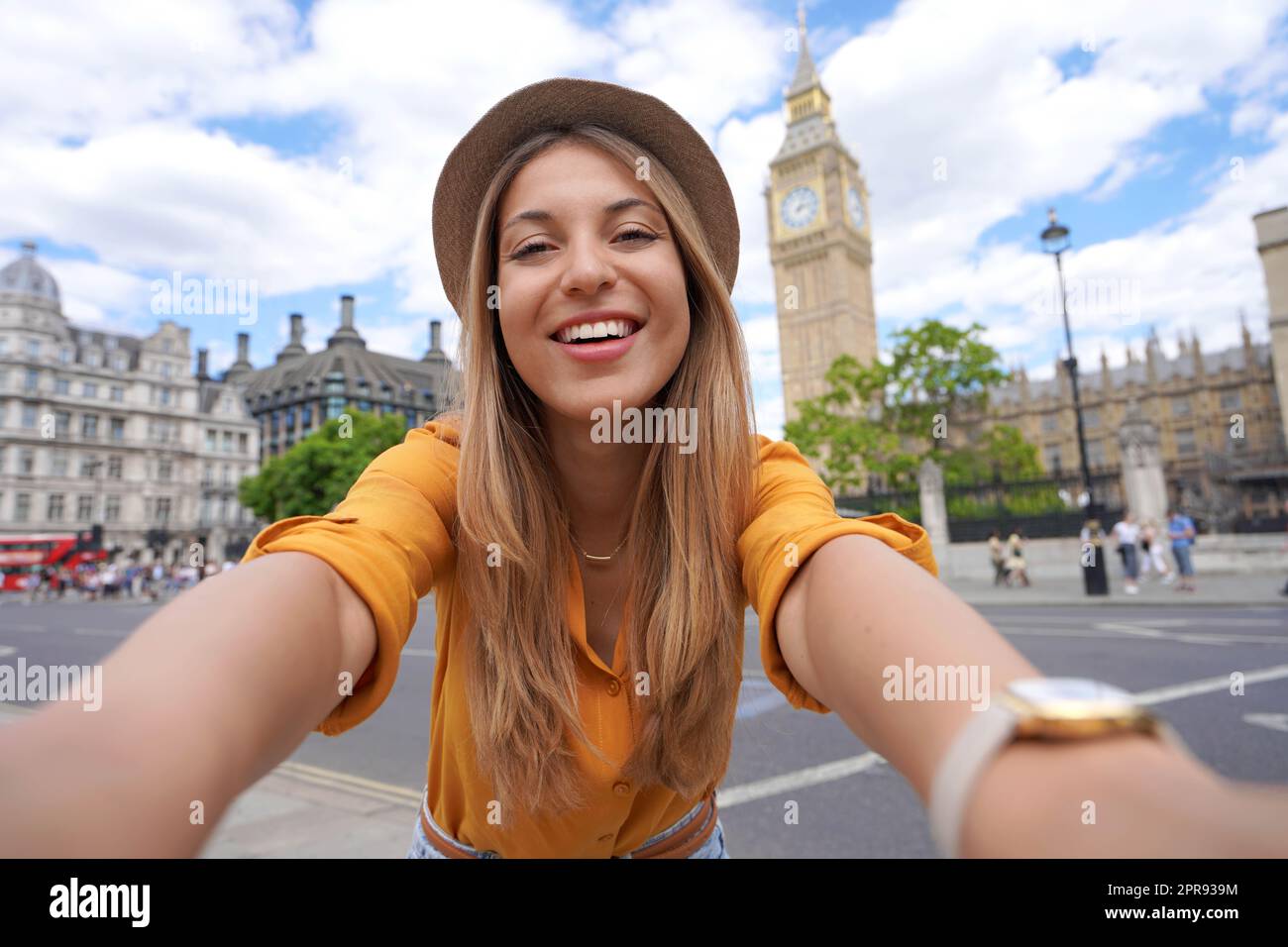 Vacanze nel Regno Unito. Ragazza brasiliana scatta foto selfie con smartphone a Londra, Regno Unito. Foto Stock