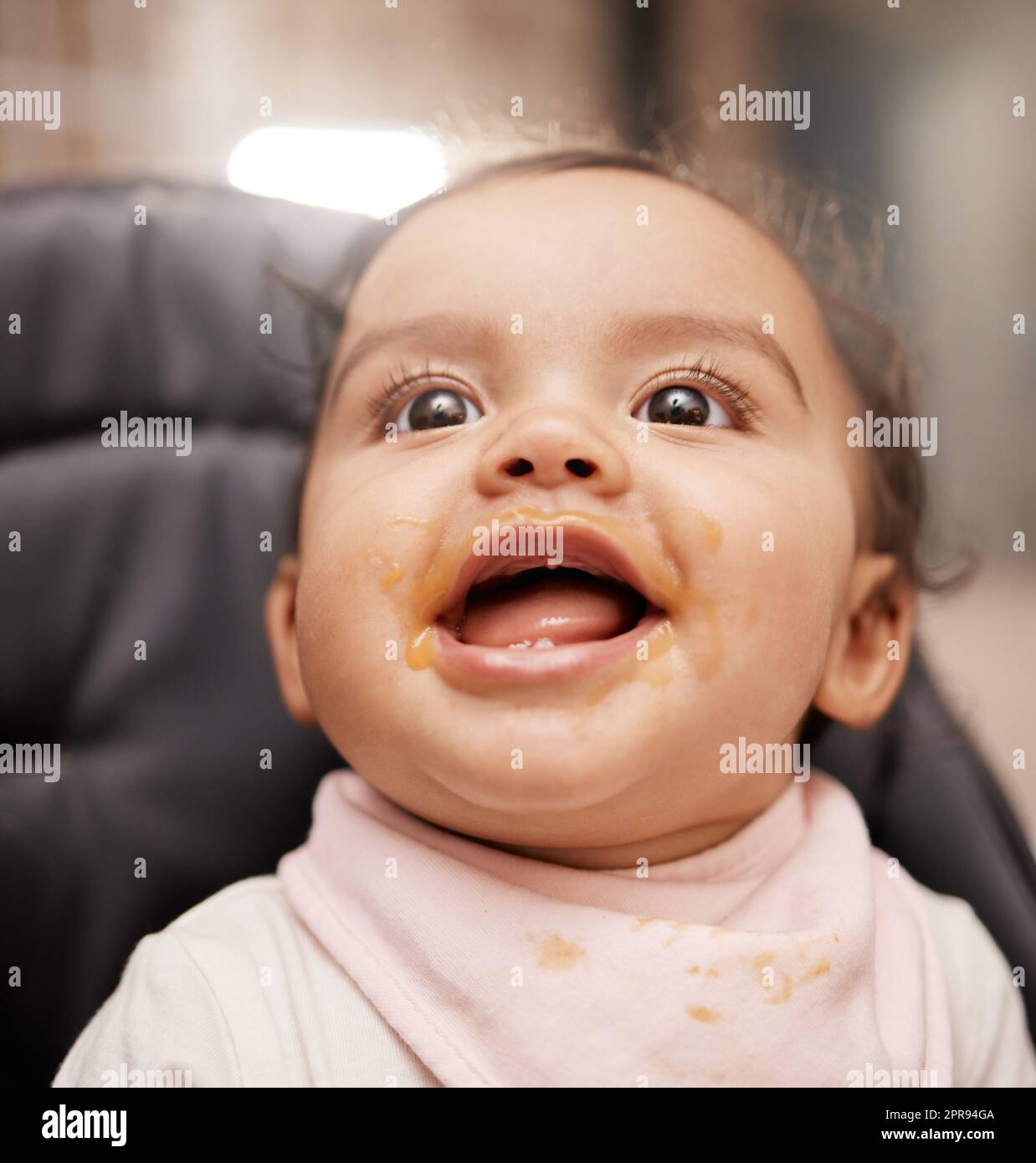 La palude al suo più felice dopo un'alimentazione. Una ragazza adorabile del bambino che sorride. Foto Stock