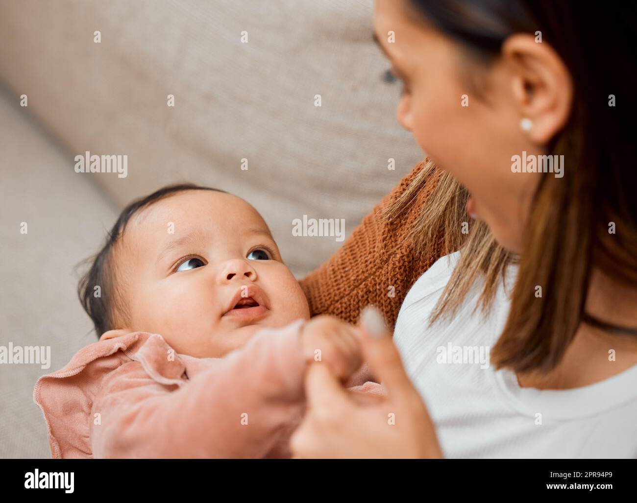 Rafforzare il nostro legame giorno per giorno. Una donna che si lega con il suo bambino mentre si siede a casa. Foto Stock