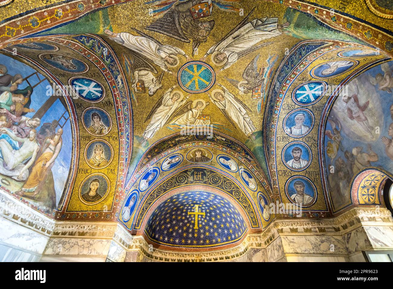 Ravenna, Italia - 1 novembre 2021: Mosaici della Cappella di Sant'Andrea o Cappella Arcivescovile di Ravenna. L'unico ch episcopale esistente Foto Stock