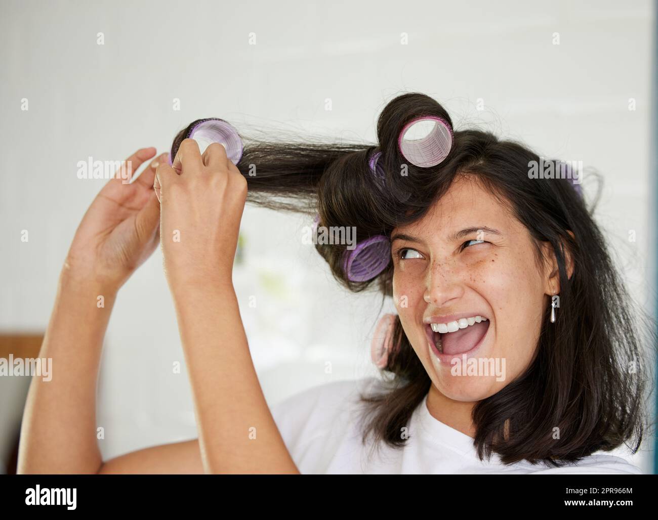 Non mi aspettavo che fosse così complicato: Una giovane donna che si tollera i capelli. Foto Stock