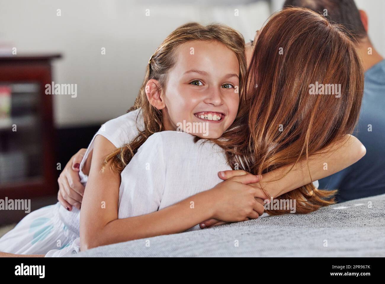Im una ragazza di mummys per sicuro. Una ragazza piccola adorabile che abbraccia la sua mamma durante un giorno nel paese. Foto Stock