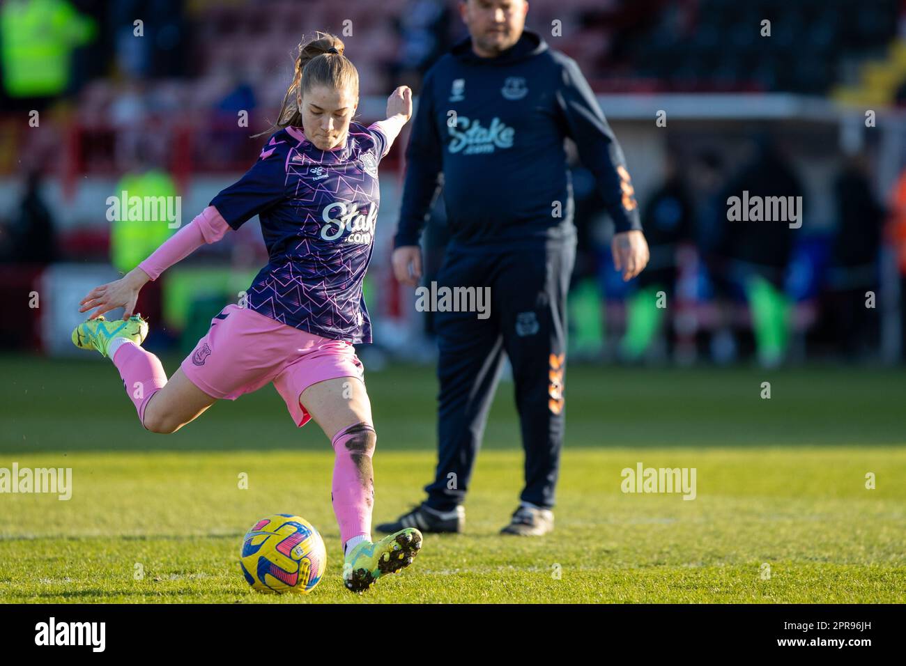 Crawley, Regno Unito. 19 aprile 2023. Durante la partita dei Barclays WSL tra Brighton e Everton al Broadfield Stadium. Foto Stock