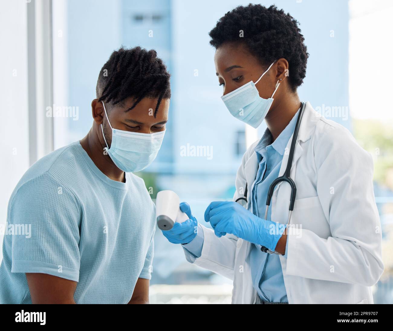 La temperatura è buona, un medico che mostra al paziente la sua temperatura. Foto Stock