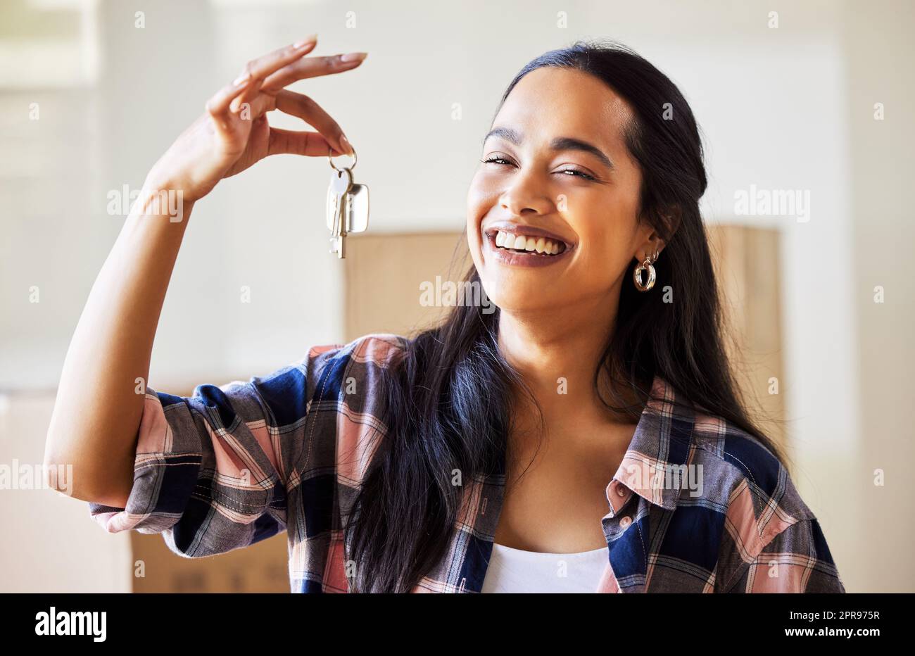 Questa è un'occasione per creare nuovi ricordi: Una giovane donna che mostra le chiavi della sua nuova casa. Foto Stock