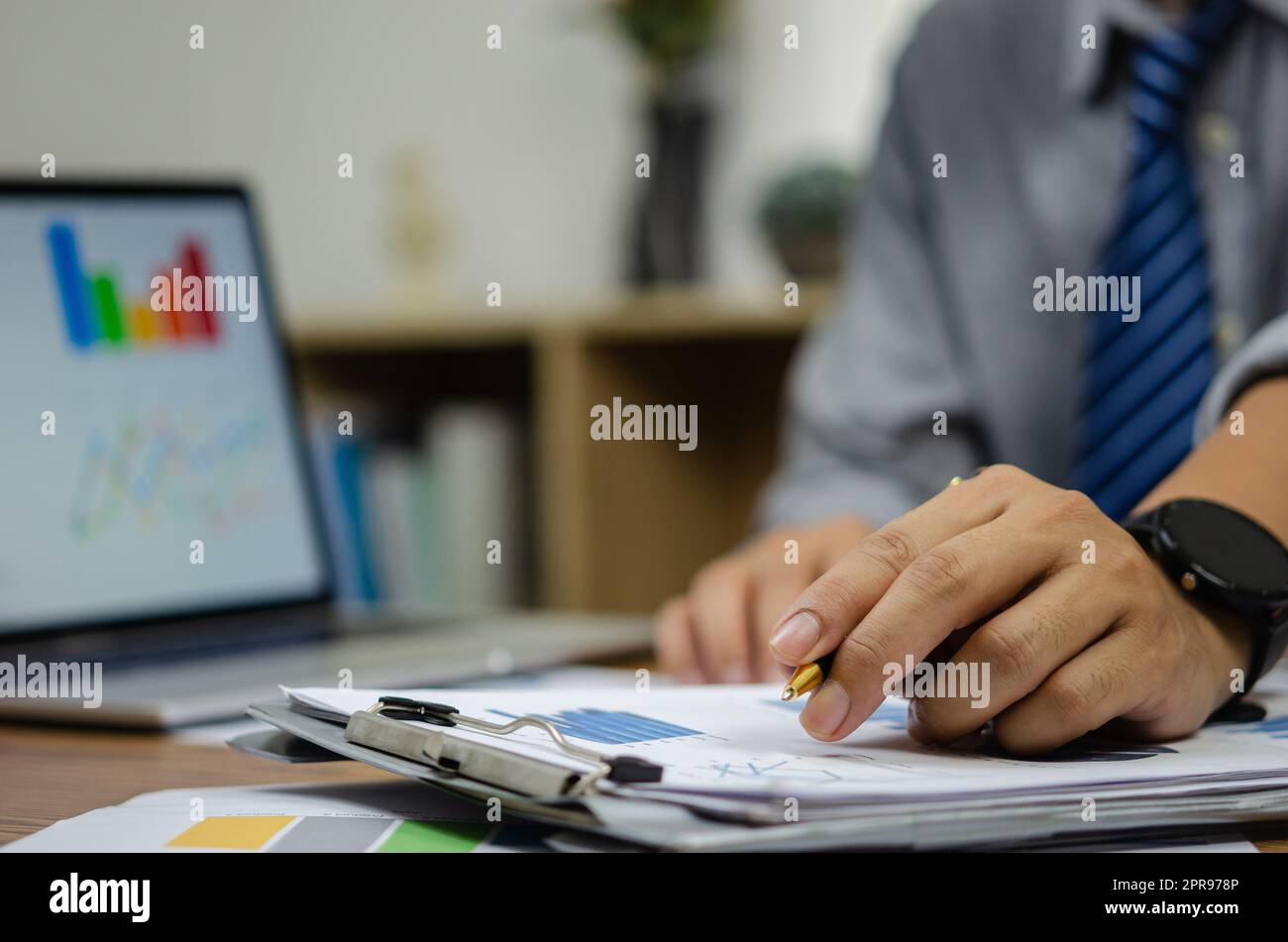 business man dati documento grafico grafico grafico report marketing ricerca di sviluppo lavorando in ufficio con notebook. Foto Stock