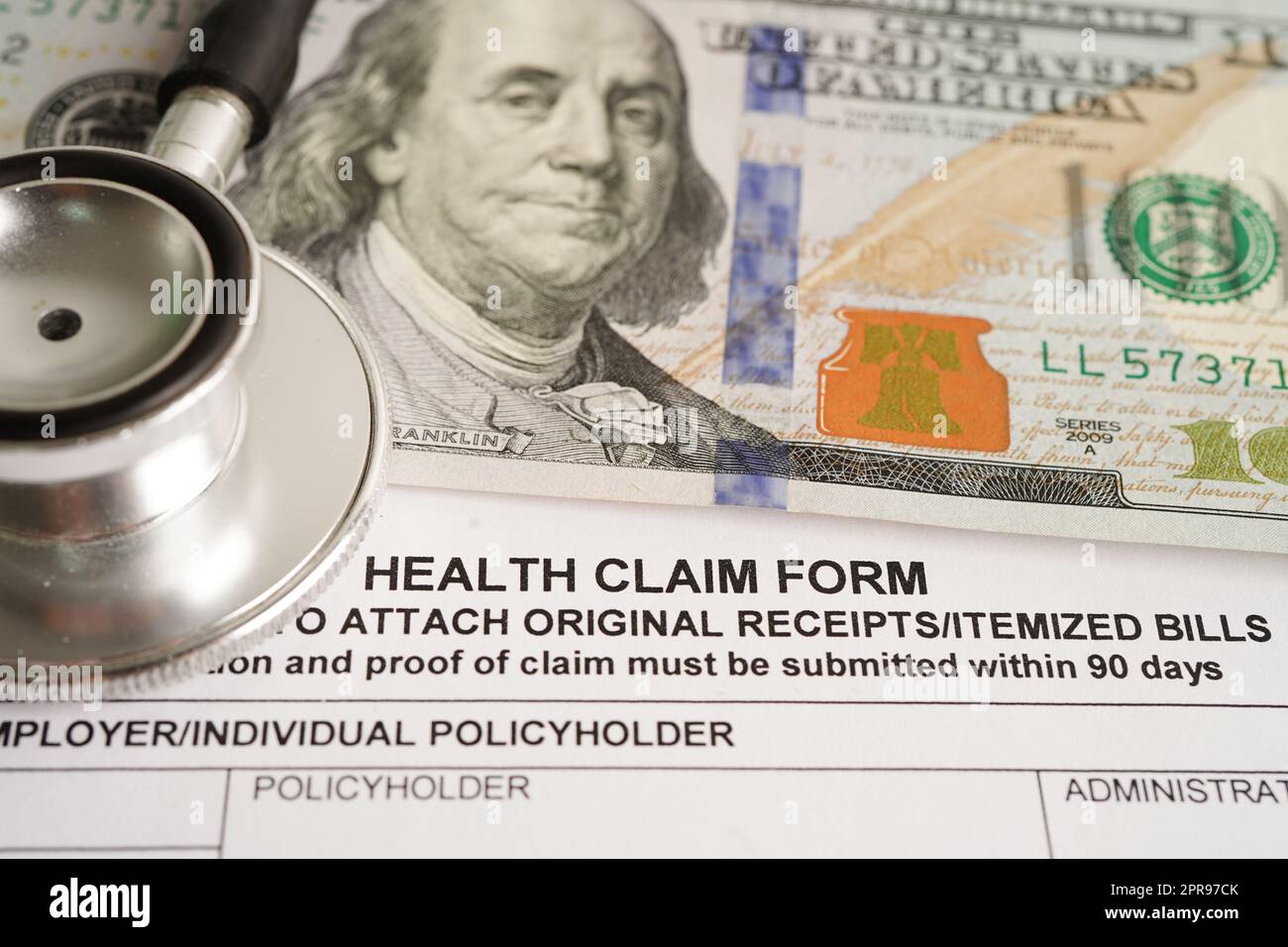 Forma di reclamo sanitario con stetoscopio e banconote in dollari USA, assicurazione incidente concetto medico. Foto Stock