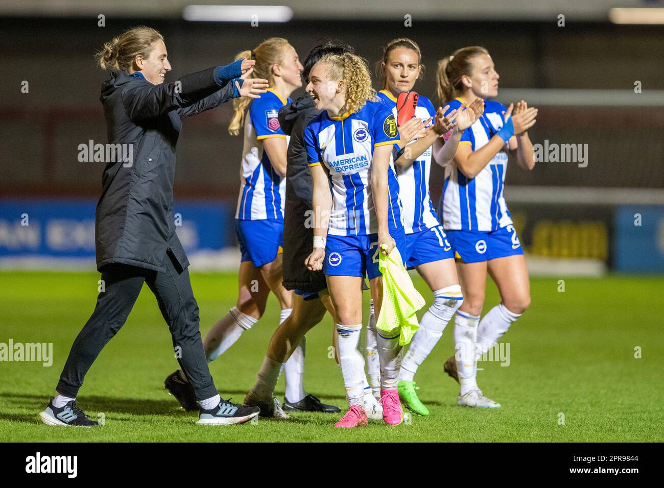 Crawley, Regno Unito. 19 aprile 2023. Katie Robinson durante la partita dei Barclays WSL tra Brighton e Everton al Broadfield Stadium. Foto Stock