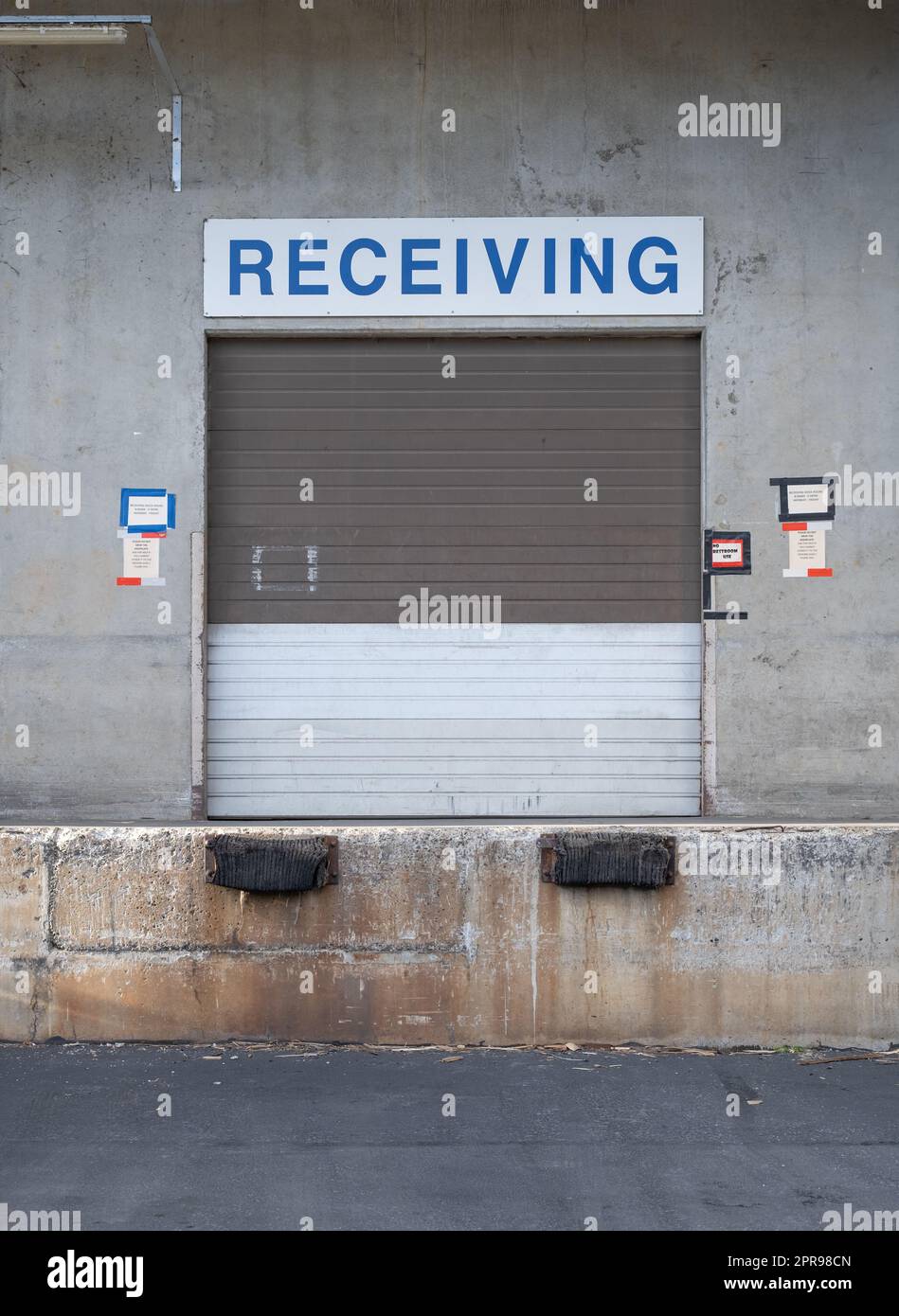 Un banchina di carico merci in ingresso in una fabbrica o in un impianto di produzione o in un centro di distribuzione Foto Stock