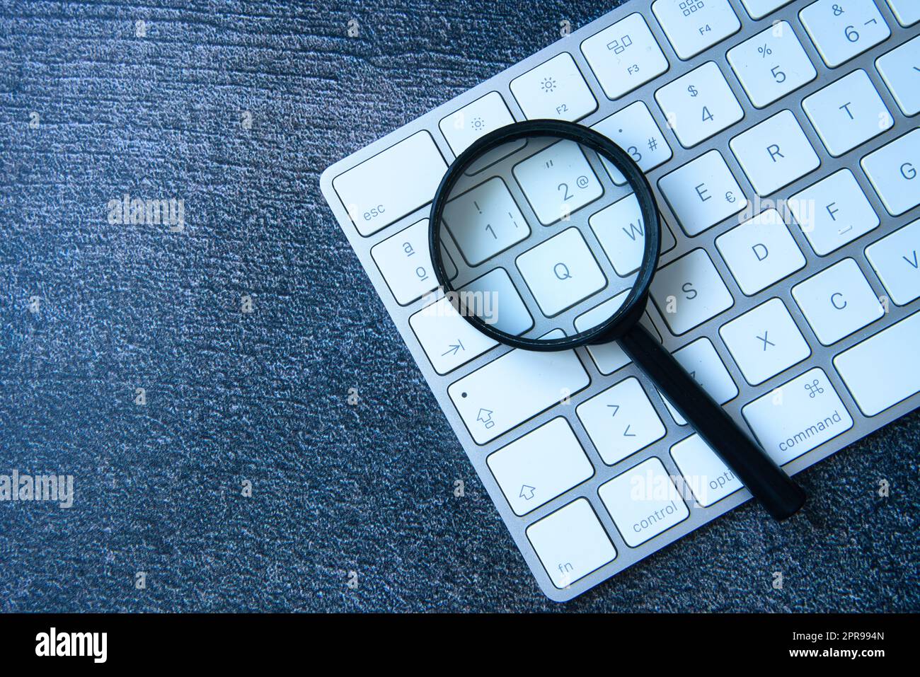 Lente di ingrandimento e tastiera. Scopra come usare SEO per migliorare il vostro posto di Search Engine. Foto Stock